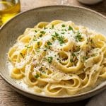 Kremalı Sarımsaklı Tagliatelle Makarna Nasıl Yapılır? Tam Kıvamında Parmesanlı Tarif